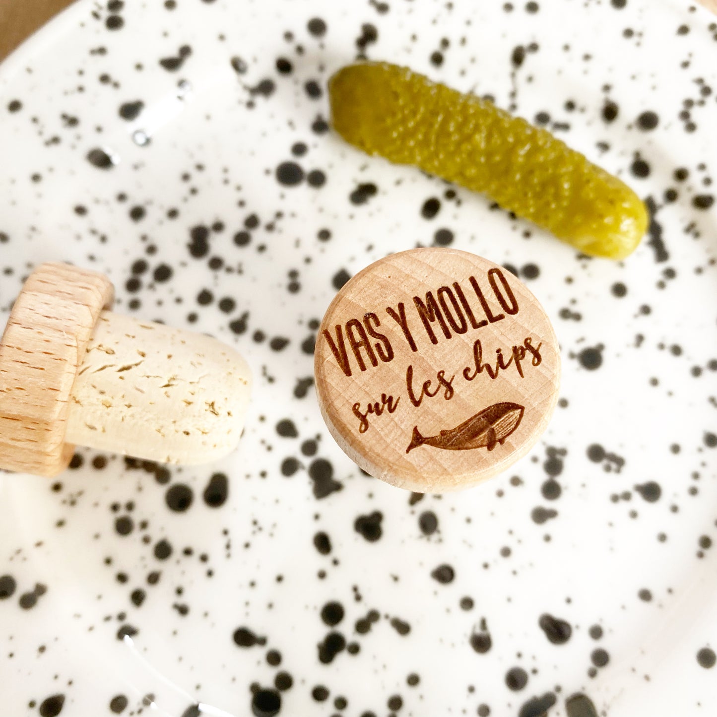 WINE STOPPER "VAS Y MOLLO SUR LES CHIPS"